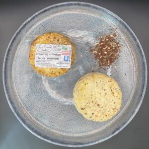 ser wędzony/biały z czosnkiem, bazylią i pomidorami